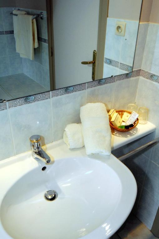 Hotel Le Saint Loup غمبلو الغرفة الصورة